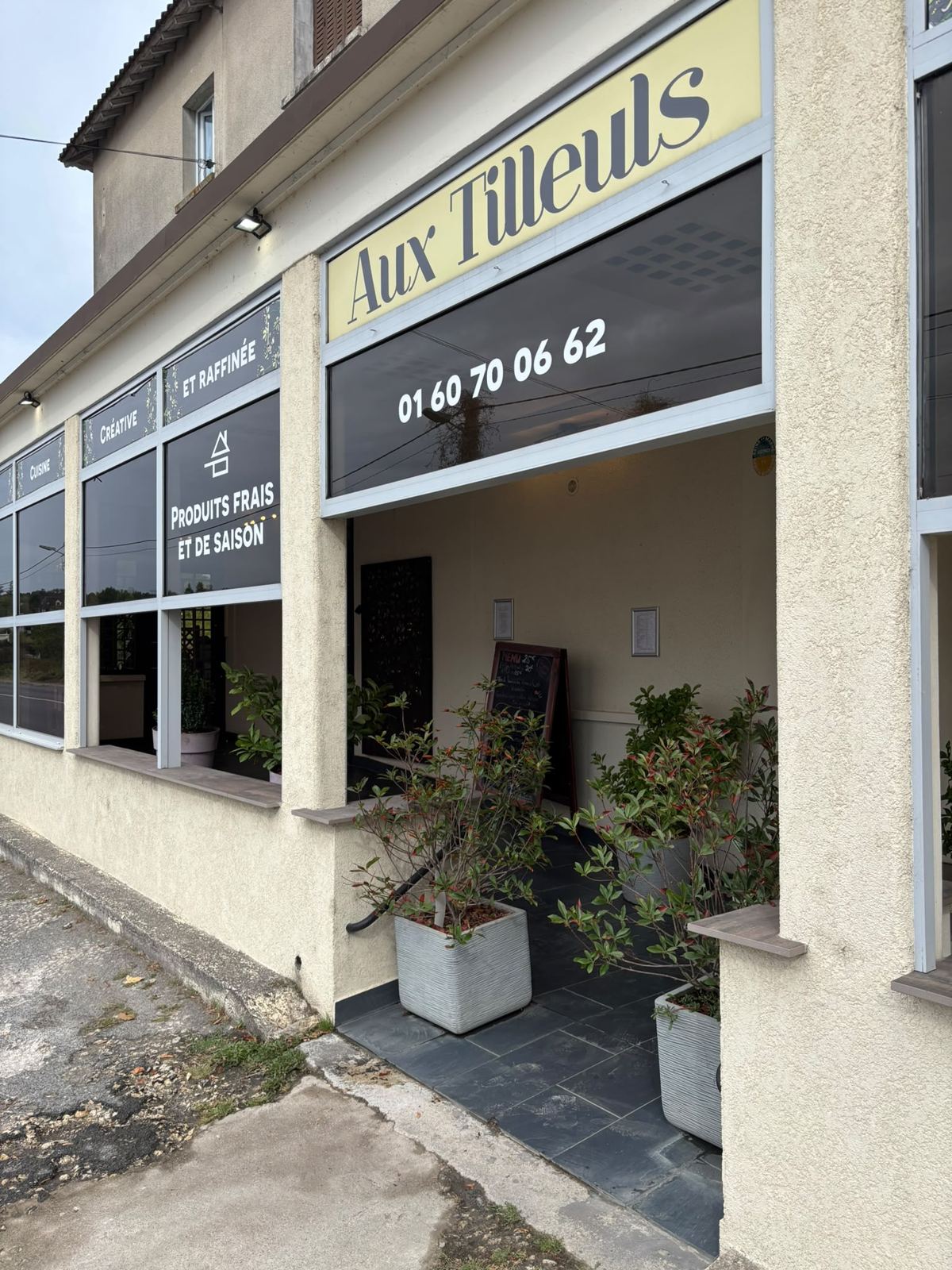 Façade du restaurant Aux Tilleuls, produits frais et de saison