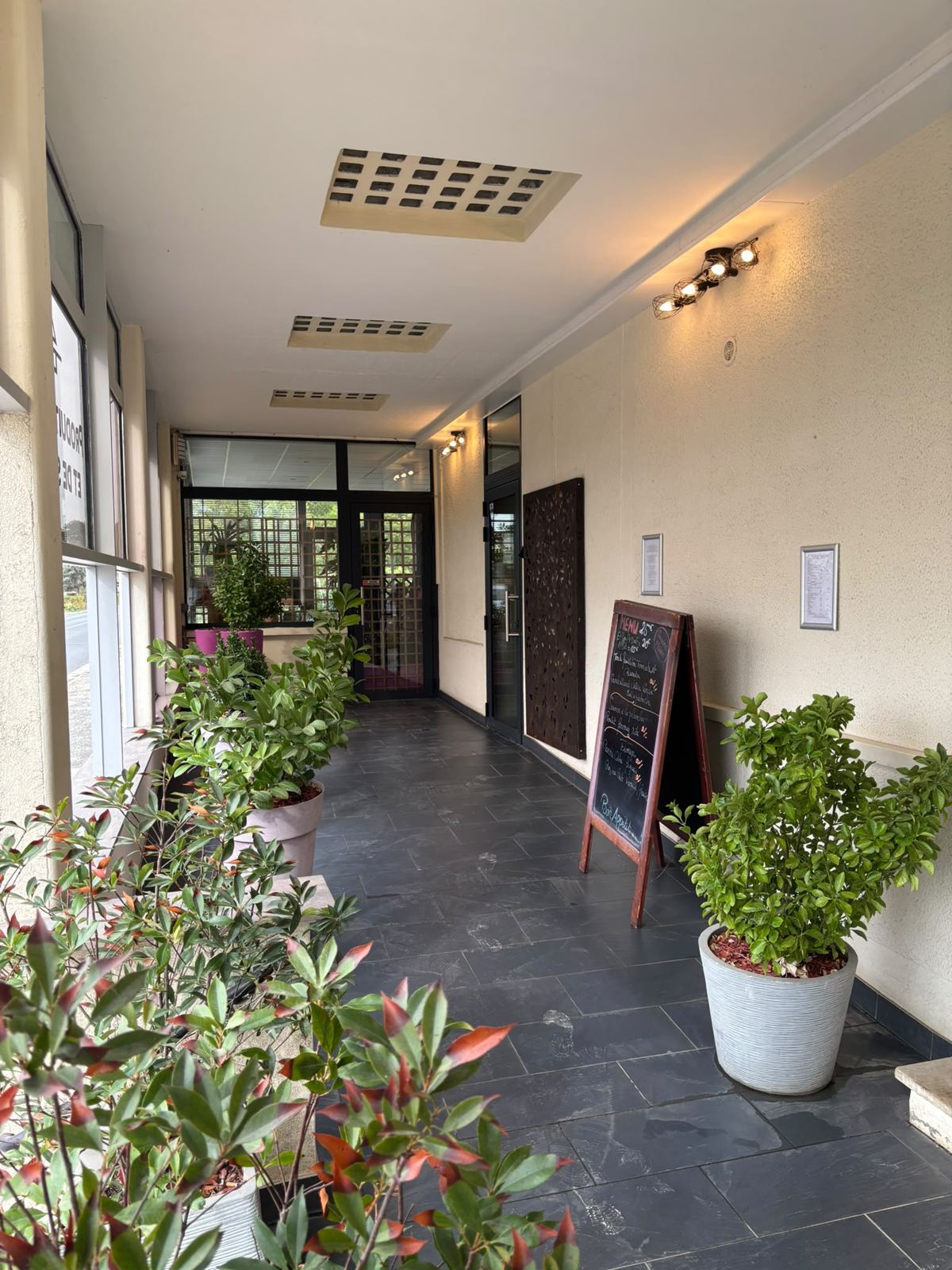 Galerie d'entrée fleurie