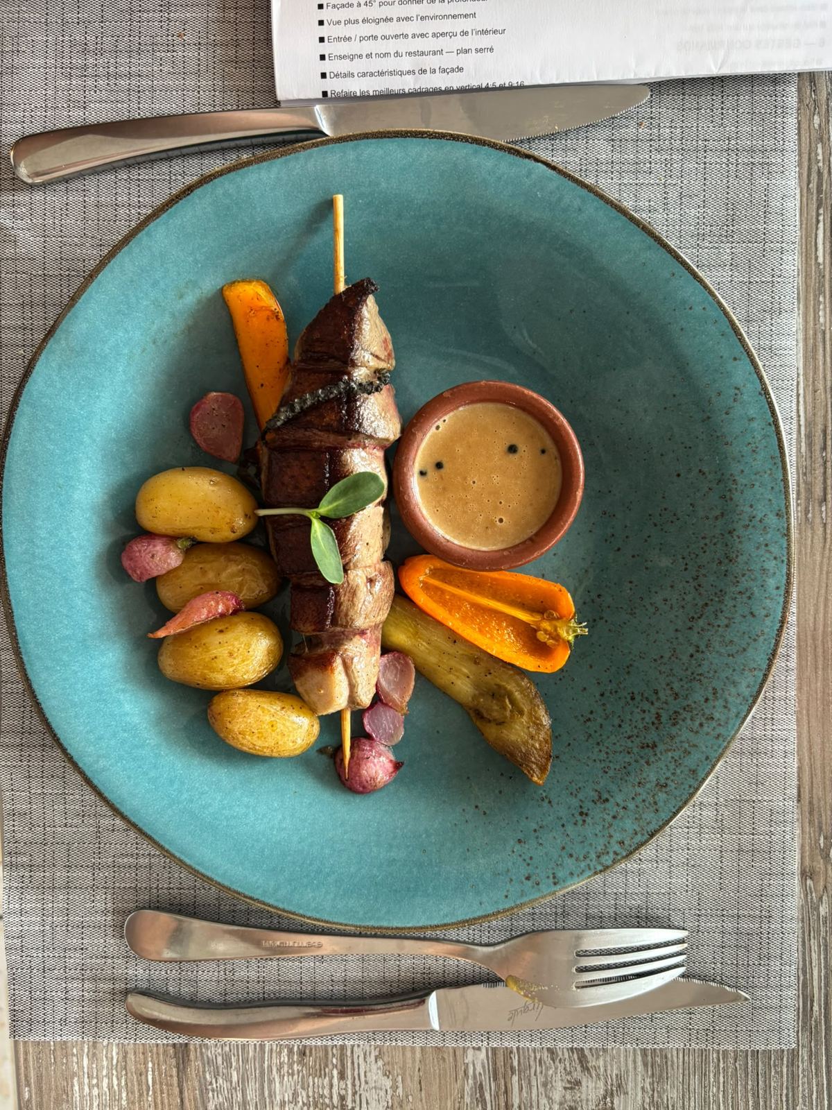 Brochette de magret, pommes grenaille et légumes rôtis