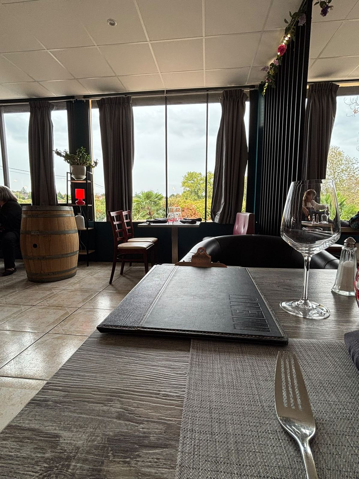 Salle du restaurant ouverte sur la verdure