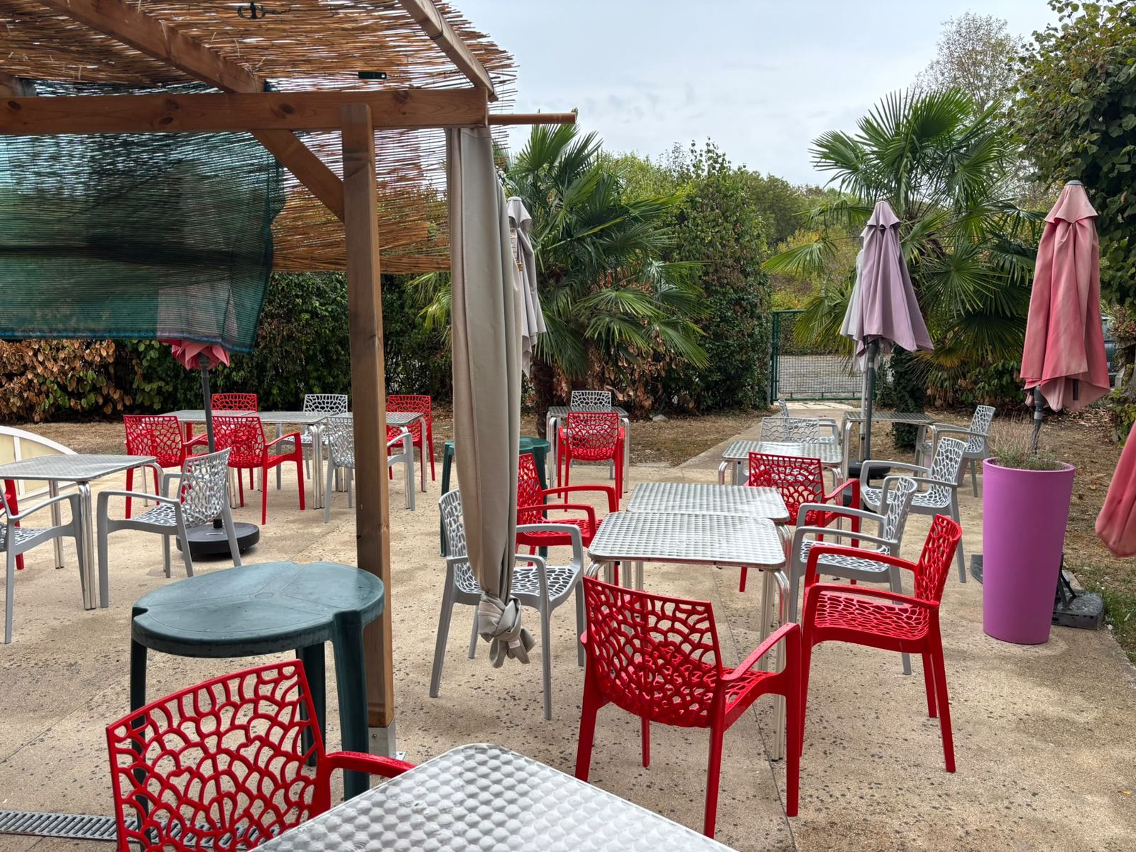 Terrasse ombragée du restaurant avec pergola