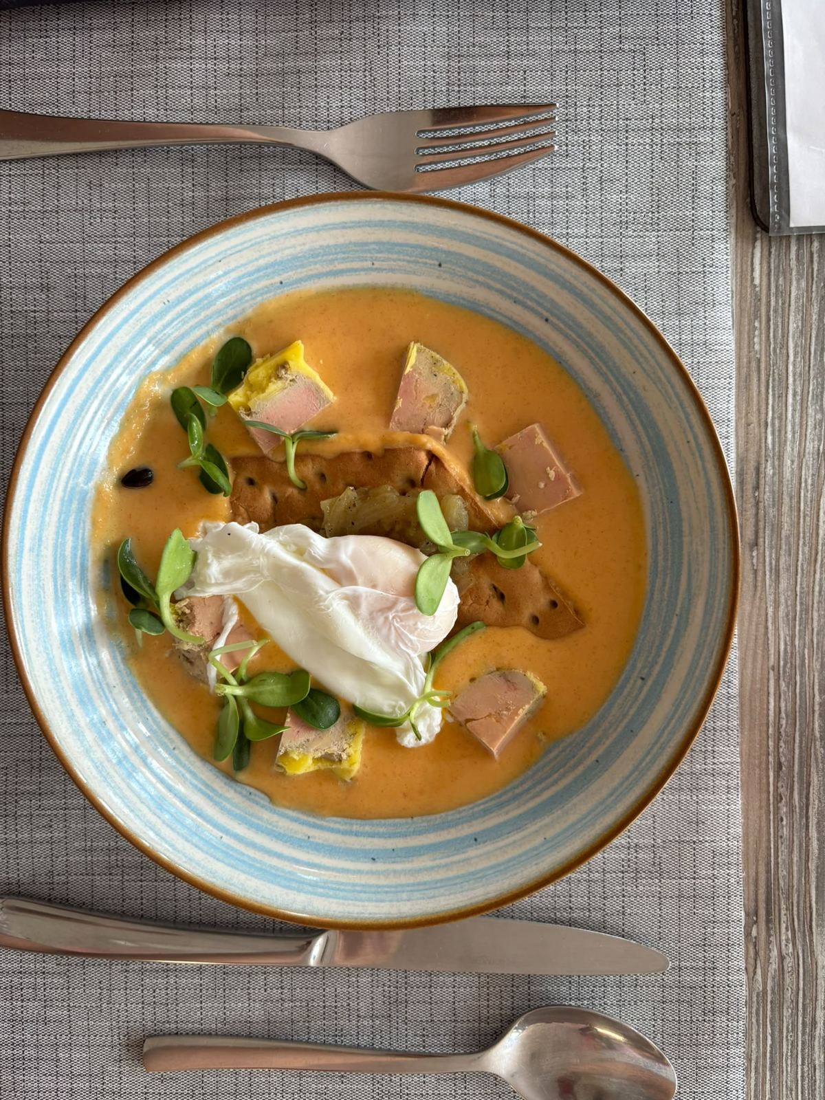 Assiette de foie gras, œuf poché et bouillon